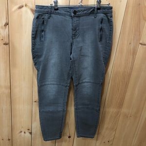 A.P.T. 9 Women’s Capri Jeans..